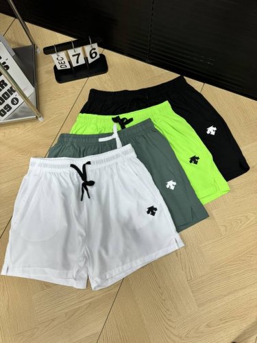 供 descente 迪桑特 夏季户外运动跑步健身休闲速干短裤 春夏款 跑步健身速干运动短裤 松紧腰头搭配抽绳 穿脱自如 款式新颖 设计独特 休闲运动轻松驾驭