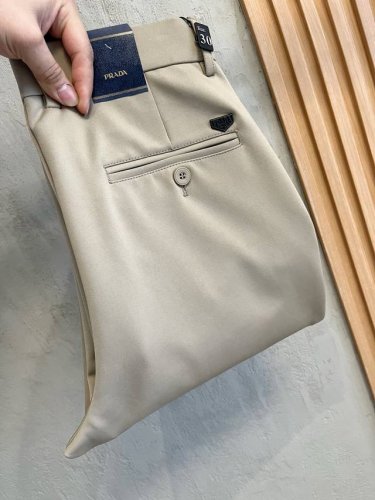 prada 普拉达 新款来袭2620春夏新款新品 专柜有售 实体店极品休闲裤专柜原版1:1好货，适合各个年龄段。市场最高版本的欧洲进口面料。舒适柔软亲肤，上身效