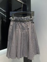 Miu 25早春新款 格纹系列 连帽休闲外套+百褶短裙+ 百褶半身裙 文艺复古少女风气质单品 双口袋设计自带高级的格调 下半身搭配半身裙一秒超显大长腿 复古格纹