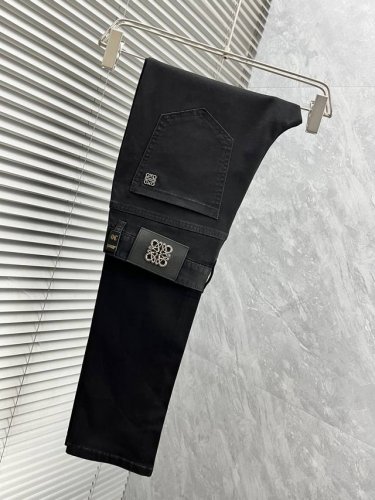 罗意家 春夏男士休闲牛仔裤....... 客供牛仔面料打造 质地柔软又不失筋骨，手感干爽有韧性 裤身配以品牌经典徽标，灵魂般的点缀 各项指标皆为上品，自然带来极