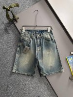巴黎2025夏季新品牛仔裤牛仔短裤，采用进口客供日本Denim平纹棉质牛仔面料梭织生产，三标齐全，顶尖的石磨水洗工艺让质感达到80年代的老味，柔软细腻舒适透气，