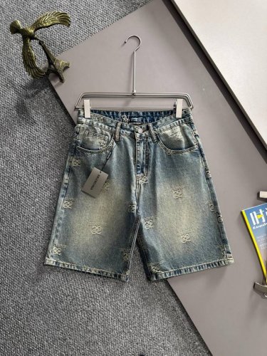 巴黎2025夏季新品牛仔裤牛仔短裤，采用进口客供日本Denim平纹棉质牛仔面料梭织生产，三标齐全，顶尖的石磨水洗工艺让质感达到80年代的老味，柔软细腻舒适透气，