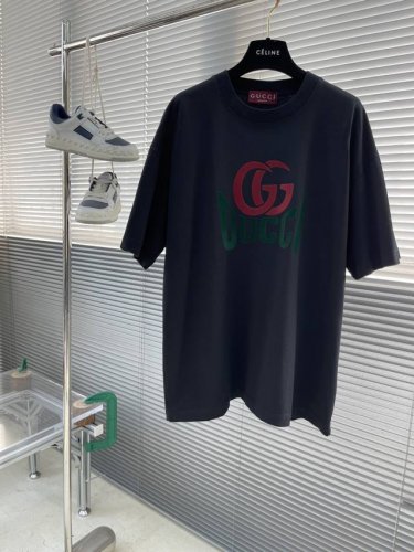Gucc 2025新款植绒双G T恤 红绿撞色的碰撞 复古又放松 活力感贯彻整个春夏。双层螺纹领口 肩部通肩压条 280克纯棉面料舒适透气 男女同款 码数：S-
