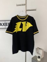款号G610 新款Louis Vuitton Ss23 走秀款 黄Logo提花 圆领套头 针织毛衣短袖 代购在售1W，得物同款短袖版本在售，黄色提花大Logo，