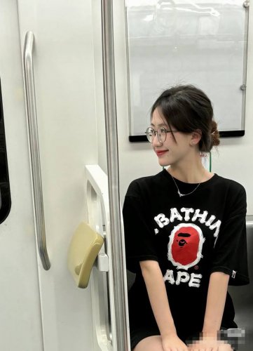 001067款Bape 撞色猿人字母印花圆领短袖T恤 男女同款 码数Smlxlxxl 黑色白色