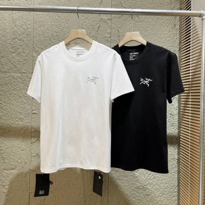 始祖鸟 Arcteryx 男士运动速干T恤 材质：230克运动户外科技棉 领型：落肩款圆领 袖长：短袖 厚薄：薄 版型：标准 New Arrivals工艺：免烫处理 Logo工艺：