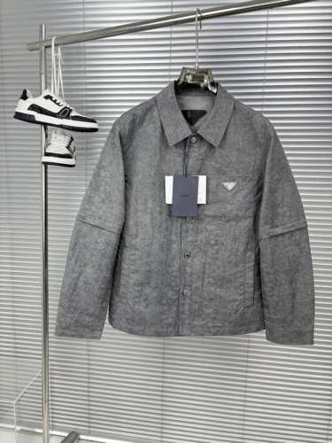 Prada2025早春新款原单男士翻领夹克外套 官网同步售卖 爆款 高版本 注意细节时尚百搭 左前胸囗袋品牌三角标标设计 采用原版进口牛仔布纯棉麻料混纺面料 手