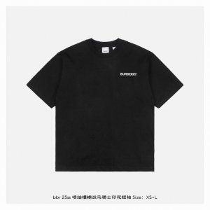 burberry 博柏利 25Ss 喷绘模糊战马骑士印花短袖 面料采用230克重精梳棉 定制32支1*1螺纹 成衣两遍水洗处理 面料舒适亲肤无异感 定制定染面料