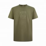 Loewe Anagram 贴布绣短袖 定制定染雅致深军绿丝绵 柔软细腻 舒适贴肤 以深邃的深军绿色调为底蕴 宛如森林深处的静谧 胸前醒目的Loewe Anag
