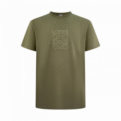Loewe Anagram 贴布绣短袖 定制定染雅致深军绿丝绵 柔软细腻 舒适贴肤 以深邃的深军绿色调为底蕴 宛如森林深处的静谧 胸前醒目的Loewe Anag