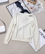 miumiu25Ss早春新款 微标羊毛一字肩长袖上衣丨独家Yb开发！高版出品！Miu家一如既往的高级感，关键是超级好搭， 经典版型上身巨显瘦！减龄百搭不挑人上身
