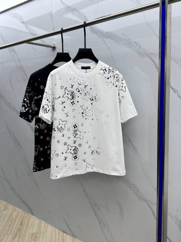 Louis Vuitton 路易威登 2025Fw春夏新品圆领打底外穿T恤，立体感Logo微廓形半袖260克活性纯棉打底T恤，棉，手感面糯有骨感，柔而有韧性。工
