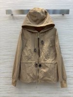 l家 25春夏 卡其色飞行印章刺绣风衣套装 连帽抽绳收腰休闲外套+ 拉链双口袋半裙 连帽宽松版型 抽绳收腰搭配高腰松紧小短裙 上身超显比例 超级显腿长 上身巨显