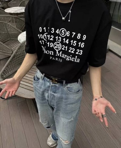 上新！ 马吉拉 Maison Margicla数字字母情侣款短袖T！宽松版型！ 采用顶级230克凯迪纯棉爽滑面料！无敌质感！ 高端面料无任何缺点！ 肩部过肩领条