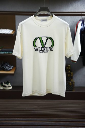 valentino 华伦天奴 2025Ss春夏新品 立体刺绣T恤 简约纯色基底 尽显纯粹优雅 前幅重工立体刺绣图案 标志性 V 字Logo以像素风呈现 独特新颖