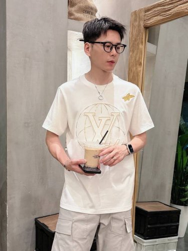 louis Vuitton路易威登独家专供新款原单男士休闲短袖 高端定制 高版本 时尚百搭爆款进口面料 手感超柔软细腻 穿着亲肤舒适 高端精品 代工厂P精细做工