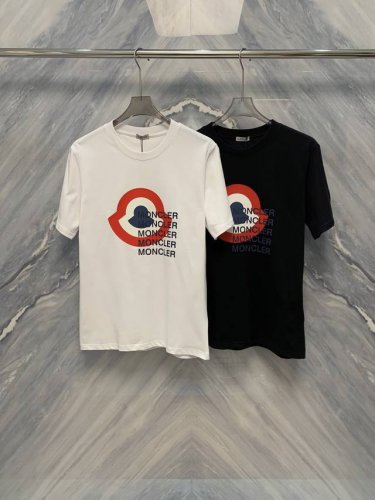 25春夏新品M家棉质印花Logo圆领T恤是夏季衣橱中的必备单品，融合了舒适性与时尚感。这款T恤采用100%纯棉材质，确保了柔软透气的穿着体验，对皮肤温和无刺激。