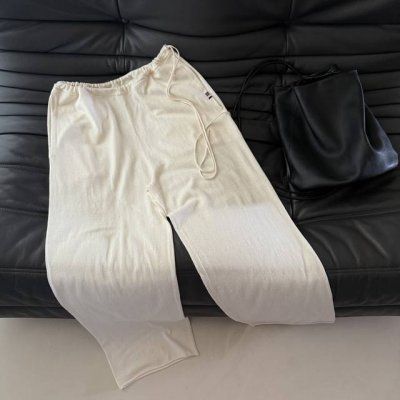 25春夏新款 意式松弛时髦 慵懒感十足的羊绒混搭针织裤 抽绳阔腿慵懒风 轻松拿意式女神日常时髦随性感 可以做各种不同风格穿搭 度假日常皆可 版型裁剪完美不挑人