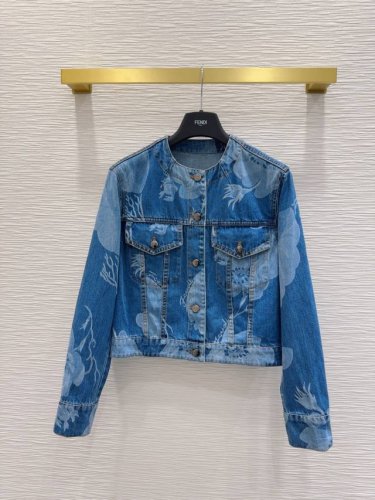 fend* 2025Ss新款 高版出品~超时髦新款丹宁牛仔 酵洗个性色调上身又酷又飒爽 采用定制高品质斜纹棉质水洗牛仔面料，纹理细腻，棉感自然，既有筋骨感又不失
