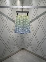 驴家 25Ss新款桑蚕丝短裤将 Marque L.Vuitton DéposéE 标识融入 Damier 图案，以渐变缤纷色调烘托运动活力。平角风格弹力腰部点缀