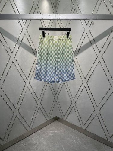 驴家 25Ss新款桑蚕丝短裤将 Marque L.Vuitton DéposéE 标识融入 Damier 图案，以渐变缤纷色调烘托运动活力。平角风格弹力腰部点缀