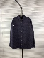 款号Y392 Dior 迪奥 藏蓝提花翻领牛仔衬衫 原 p30,500购买，对版色定纱、通体拔染工艺、定位剪裁、对花缝纫、五金配件点缀、辅料配套！全件采用100