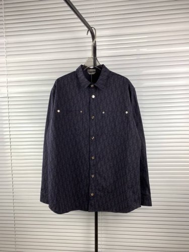 款号Y392 Dior 迪奥 藏蓝提花翻领牛仔衬衫 原 p30,500购买，对版色定纱、通体拔染工艺、定位剪裁、对花缝纫、五金配件点缀、辅料配套！全件采用100