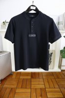 P220芬迪 Fe*Di. 2025夏季新品！时尚男士短袖胸前奢华品牌经典Logo设计，采用高档顶级定制面料舒适透气！细节之处尽显高级，经典三扣开合门襟，视觉相