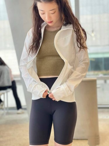 白色 Lululemon皮肤衣防晒衣袖口Logo字母 Mist Over 不易被水沾湿的面料，就算下雨也不会影响跑步和徒步计划出太阳以后，还可以防晒。又或者收纳