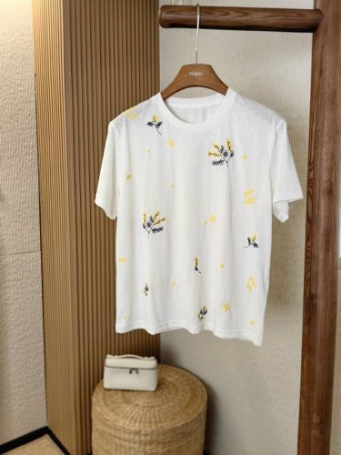 码数：S-M-L 春夏穿搭，简单又高级 一件简单利落的T恤是永远的标配 搭任意单品都是简单又高级 给你足够的搭配空间