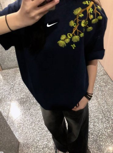 耐克Nike 美式高街迎客松刺绣短袖情侣款短袖宽松版型T恤衫学院风短袖 ~260克紧密纯棉面料 不起球不变形 透气舒适抗菌 ~版型比较立体男女都能穿 最大体重穿