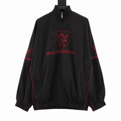 Balenciaga 巴黎世家 新品城市系列Lion Club冲锋衣外套 科技府绸面料 正面和侧边红色Lion Club艺术作品刺绣 双拉链头 水洗褪色效果 宽
