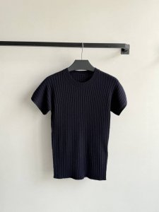 lorapiana新款 大自然的调色板慢慢苏醒时 你被温暖包围着 这款短袖T恤由米萨姆兰格羊绒制成 表面是平的罗纹 简单而奢华 是衣橱里的必备单品 没有下摆增加
