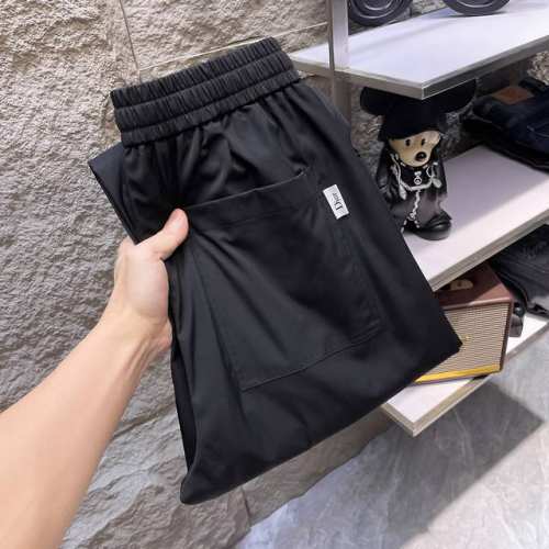 dior迪奥 沉稳黑工装裤 时髦与实用的双重奏深邃的沉稳黑，既显气质又百搭。利落的直筒版型，不挑身材，穿着舒适自在。 宽松直筒的版型，不惧任何腿型，人人都有大长