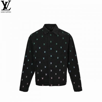 Louis Vuitton 路易威登 渐变全刺绣套装牛仔外套 采用水洗黑色牛仔布制成，全身刺绣有Lv Blason 图案，采用精致的渐变处理，流行色彩从浅绿色渐