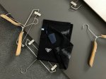 prad*合身版型M-Xxxl 25春夏顶级黑色线条绣融合三角标重磅经典短袖，精致工艺专柜面料，顶级元素融合打造，经典短袖3标齐全，潮男时尚，无论是上身舒适度还
