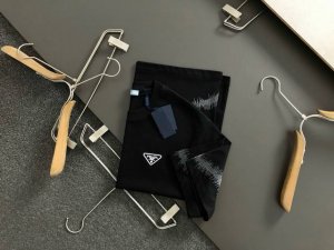prad*合身版型M-Xxxl 25春夏顶级黑色线条绣融合三角标重磅经典短袖，精致工艺专柜面料，顶级元素融合打造，经典短袖3标齐全，潮男时尚，无论是上身舒适度还