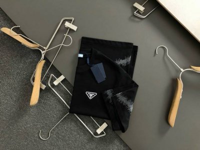 prad*合身版型M-Xxxl 25春夏顶级黑色线条绣融合三角标重磅经典短袖，精致工艺专柜面料，顶级元素融合打造，经典短袖3标齐全，潮男时尚，无论是上身舒适度还