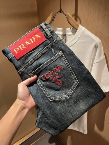 pra*Da 普拉达 2025春夏新品发售！牛仔高级百搭实用主义不哗众取宠！港澳台地区限定款！！立体裁剪纯棉材质！台湾外贸公司承接、材质精致细腻似乎是普拉达专利
