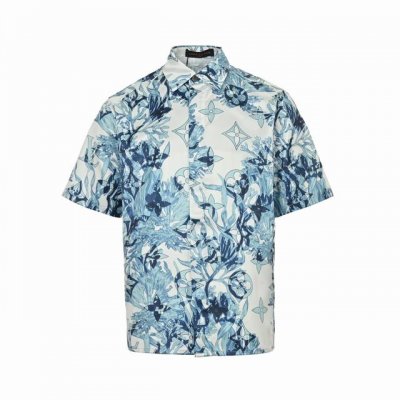 louisvuitton 路易威登 珊瑚海藻短袖衬衫 采用真丝面料，亲肤的同时衣服更也更显质感。这款清新的短袖衬衫采用本系列的Monogram Aquagard