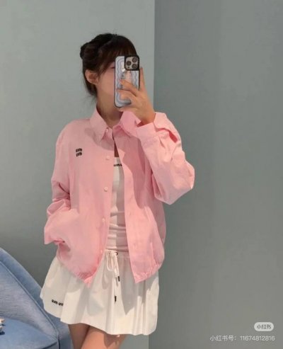 Miumi* 25Ss春夏新款 知识分子夹克廓形外套 原版开发 高版出品 双层面布工艺立体有型 定位刺绣字母Logo点缀简约大气低调奢华 进口棉府绸衬衫面料质感