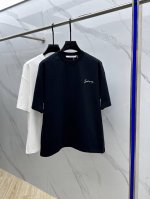 Givenchy 纪梵希 2025Fw春夏新品圆领打底外穿T恤，立体感Logo微廓形半袖，活性纯棉打底T恤，棉，手感面糯有骨感，柔而有韧性。工艺处理，韧性和抗皱