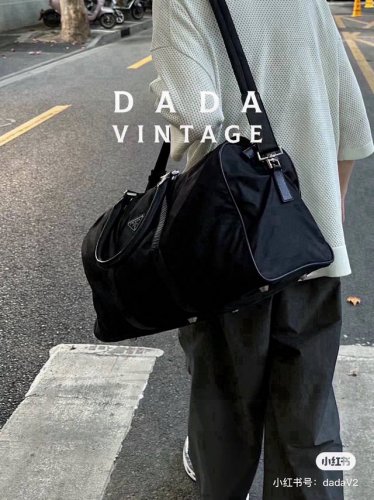 prada 普拉达旅行袋 普拉达旅行包，带你去追寻世界的美好 普拉达旅行包采用经典设计，简约而不失优雅，时尚而不失高雅 品牌极致追求细节和质感，每一个细节都经过