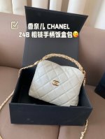 头层皮 香奈儿 Chanel 24B 粗链手柄饭盒包 惊喜可拆卸的链条 轻巧又可爱好能装啊 简洁灵动的造型好迷人 尺寸19*14折叠盒