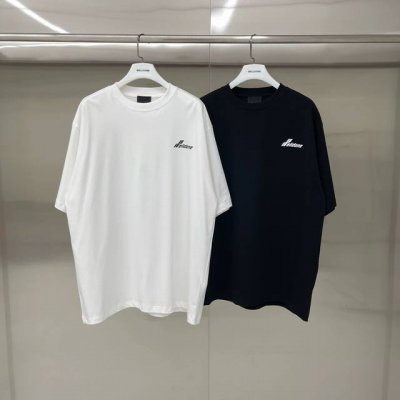 跑量 款号: W219# We11Done 简约字母 宽松圆领短袖T恤男女情侣款 面料：2 G双纱精梳紧密赛络纺重磅纯棉 工艺：走线均是全身三线缝制，后领织带包