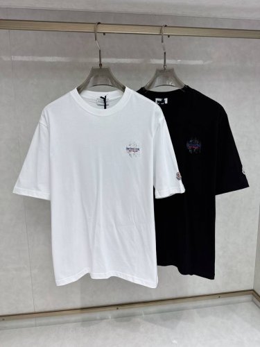 蒙口 25Ss春夏新款进口双纱棉布基础圆领短Tee，男女同款后背Logo徽标发泡印花装饰休闲短袖T恤衫！贸易公司渠道稀出，领先官网发售！25年最新系列精品奉献，