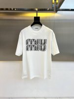Miumiu缪缪、2025春夏男士新款经典Logo印花圆领短袖T恤。进口丝光棉面料，面料手感丝滑柔软，透气亲肤性极佳，着身无比的舒适，整体质感相当之高！衣身胸前
