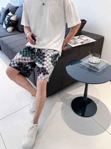Lv驴家 25Ss 春夏新款男款 棋盘真丝短裤 创意总监首个男装系列pharrell Williams照耀着你 Lv实验空间采用pharrell像素化“Damo