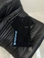 chrome Hearts*克罗心25新款百搭黑色正肩V领小T恤 秒变纸片人！ 最近大的克罗心修身收腰T恤来啦！！ 不愧有他火的道理 显瘦又百搭 搭配低腰牛仔短