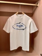 prad 官网同款 官网同款 官网同款 重磅推荐 2025Ss夏装新品 专柜在售 最新系列图案Logo短袖T恤 必须人手一件的节奏 进口顶极精梳棉面料 极为亲肤